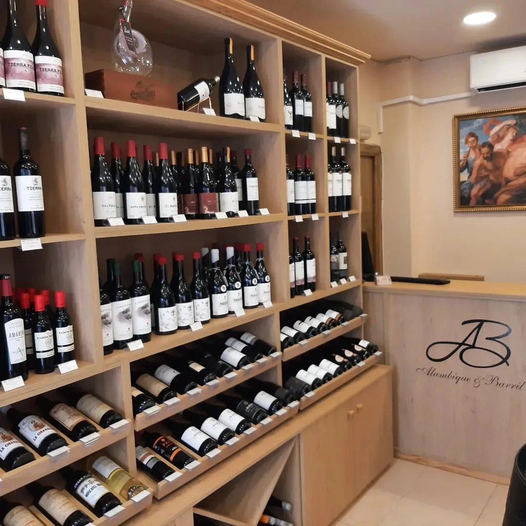 Interior de la vinoteca, estantería de vinos tintos