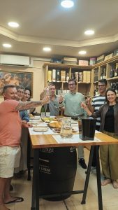 Grupo de asistentes brindando con copas de vino durante una cata privada en Alambique & Barril, La Línea de la Concepción