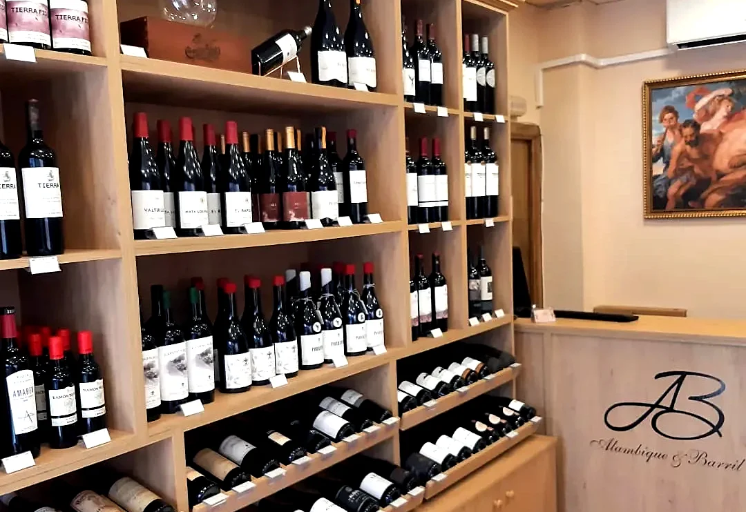 Interior de la vinoteca, estantería de vinos tintos
