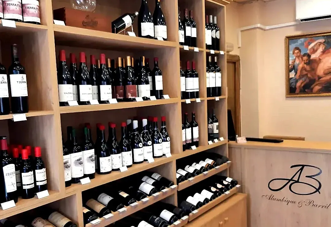 Interior de la vinoteca, estantería de vinos tintos